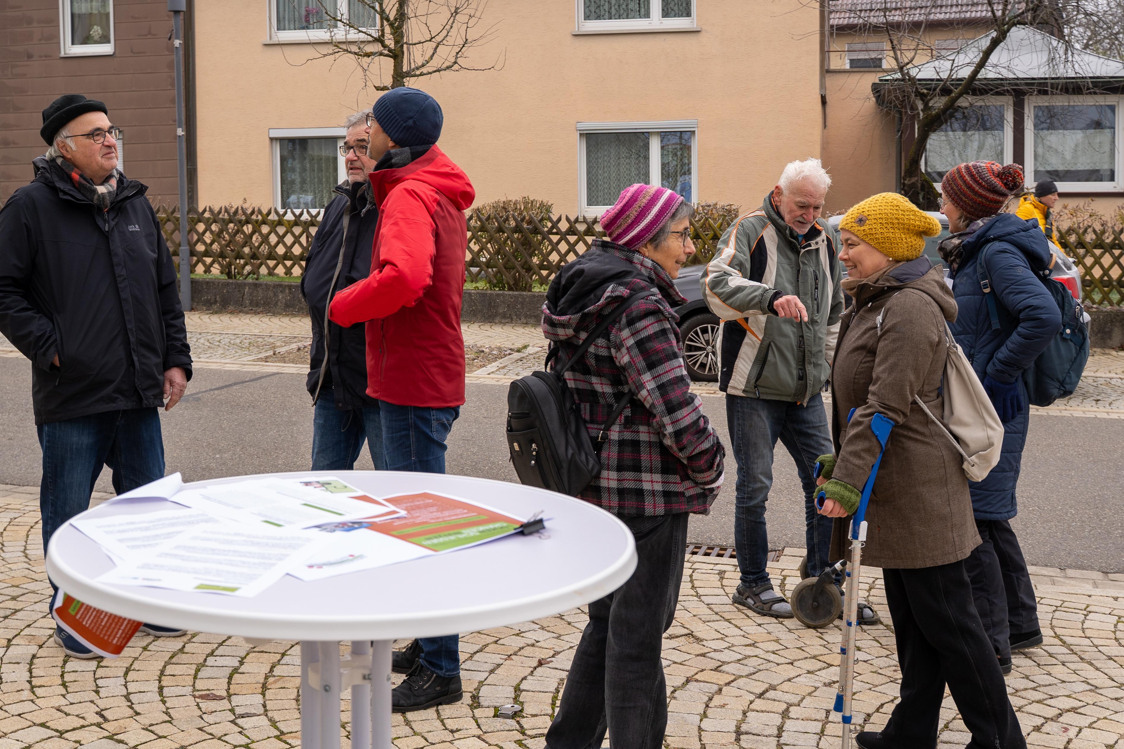 Gesprächsangebot rund um den Infobanner am 22.11.2025 - Menschen informieren sich über das Projekt Lücken Nutzen