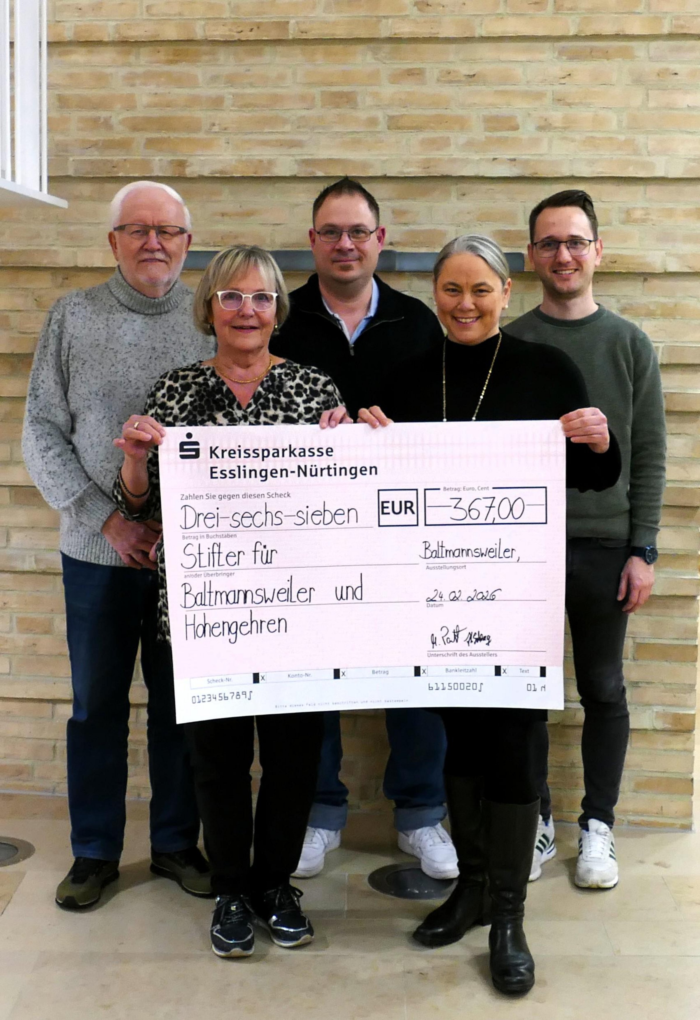 Weihnachtsmarkt-Teilnehmer spenden an Stifter für Baltmannsweiler und Hohengehren - Birgit Odenbach und Nadine Grimme nahmen den Scheck über 367 Euro gerne aus den Händen der Vertreter des Orga-Team Weihnachtsmarkt Michael Paukert, Herbert Schrag und Sebastian Bauer von der Gemeindeverwaltung entgegen.