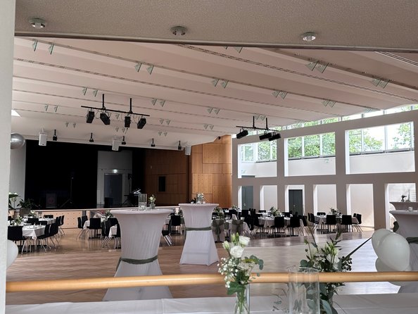 Saal mit Hochzeitsbestuhlung - andere Perspektive