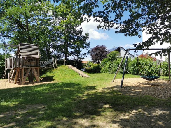 Kindergarten Rasselband Außenbereich - Heckenhaus und Vogelnestkorbschaukel