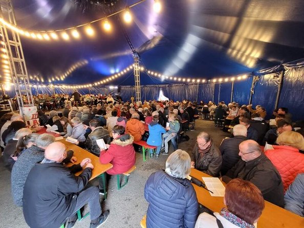 Blick ins volle Festzelt - sitzende Menschen