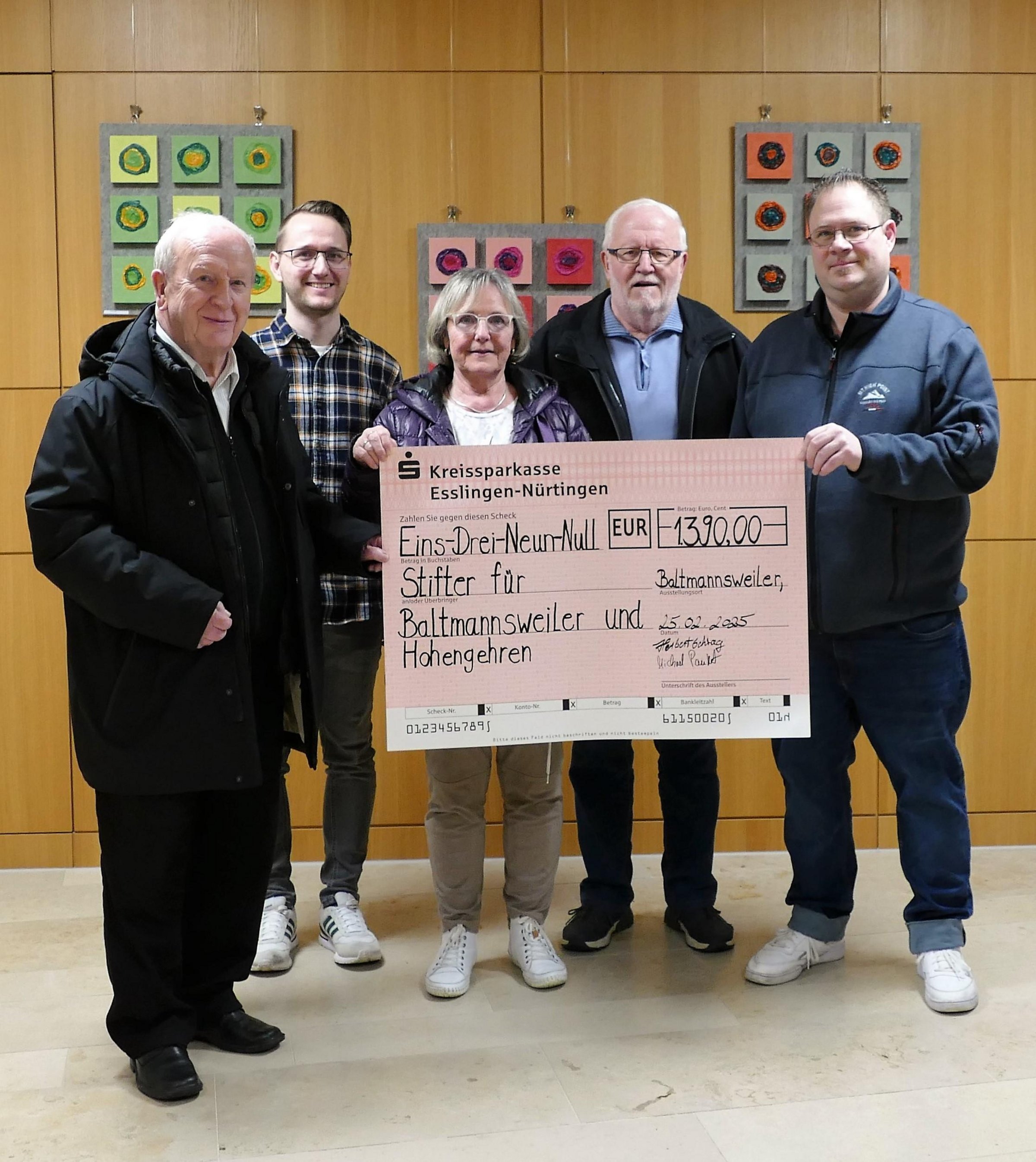 Scheckübergabe von links nach rechts Dr. Manfred Mezger, Sebastian Bauer Gemeindeverwaltung, Birgit Odenbach, Herbert Schrag, Michael Paukert
