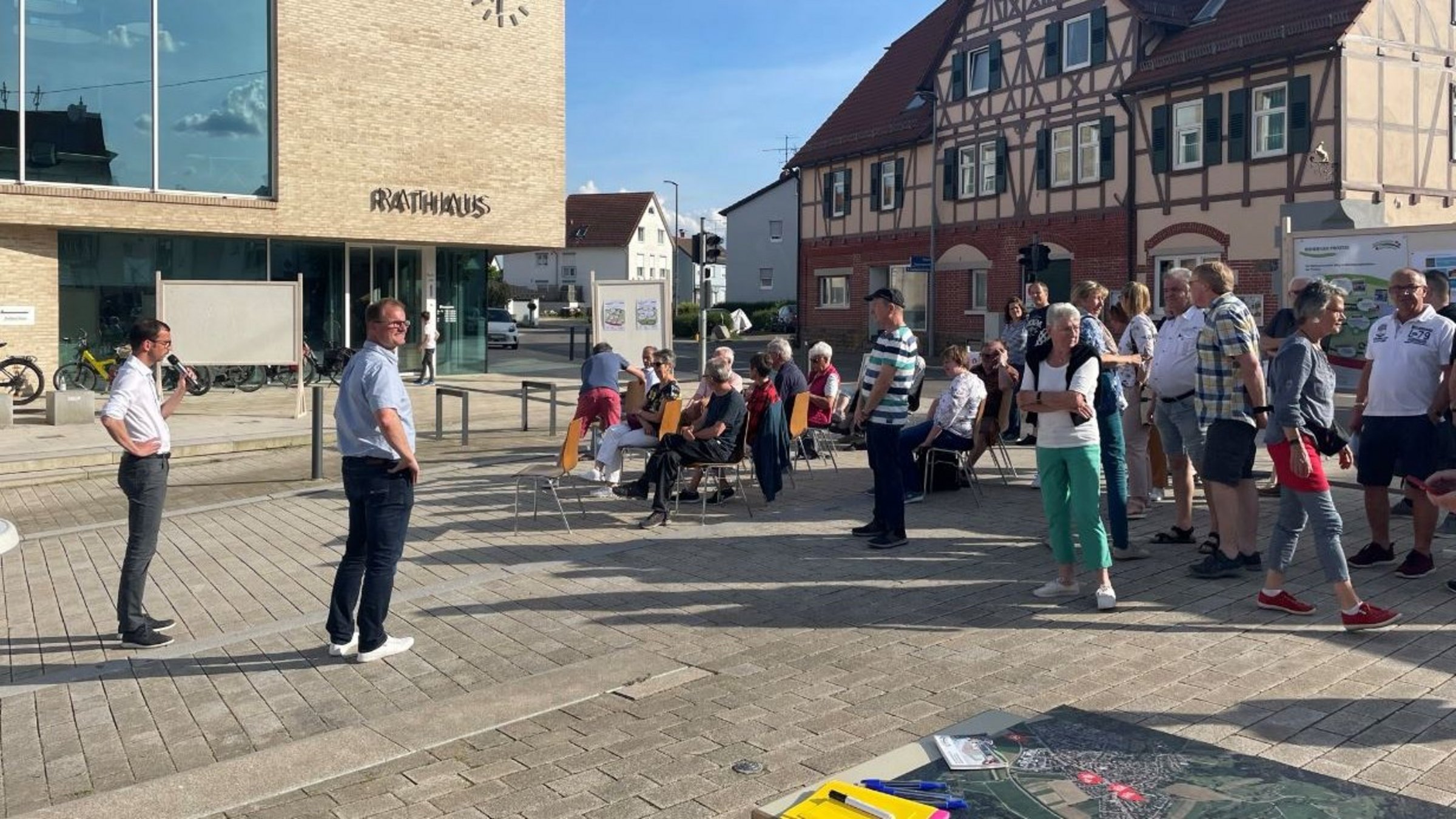 Marktplatz der Beteiligung - Menschen haben sich auf dem Marktplatz versammelt