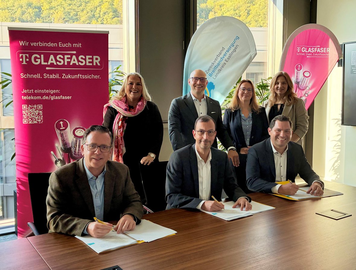 Vertragsunterzeichnung für Geförderten Glasfaserausbau: Erste Lückenschlussprojekte im Landkreis Esslingen - Die Vertreter der Projektpartner bei der Vertragsunterzeichnung für die Breitbandprojekte in Aichwald, Baltmannsweiler und Köngen. Von links nach rechts: vorne Bürgermeister Scholz, Bürgermeister Schmid und Bürgermeister Jarolim; hinten Frau Wittlinger (Deutsche Telekom), Landrat Musolf, Frau Angelopoulou (GRS) sowie Frau Zumbiel (Zweckverband Breitbandversorgung Landkreis Esslingen). Personen sitzen und stehen.