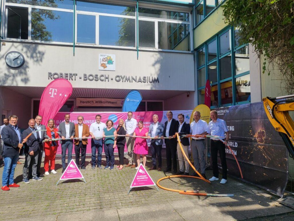 Gruppenbild beim Start des Glasfaserausbaus