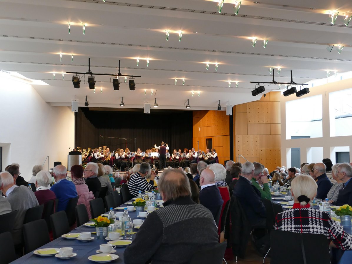 Seniorennachmittag am 01.02.2026  gut gefüllter Saal im Kulturzentrum Baltmannsweiler und auf der Bühne spielt der Posaunenchor Hohengehren