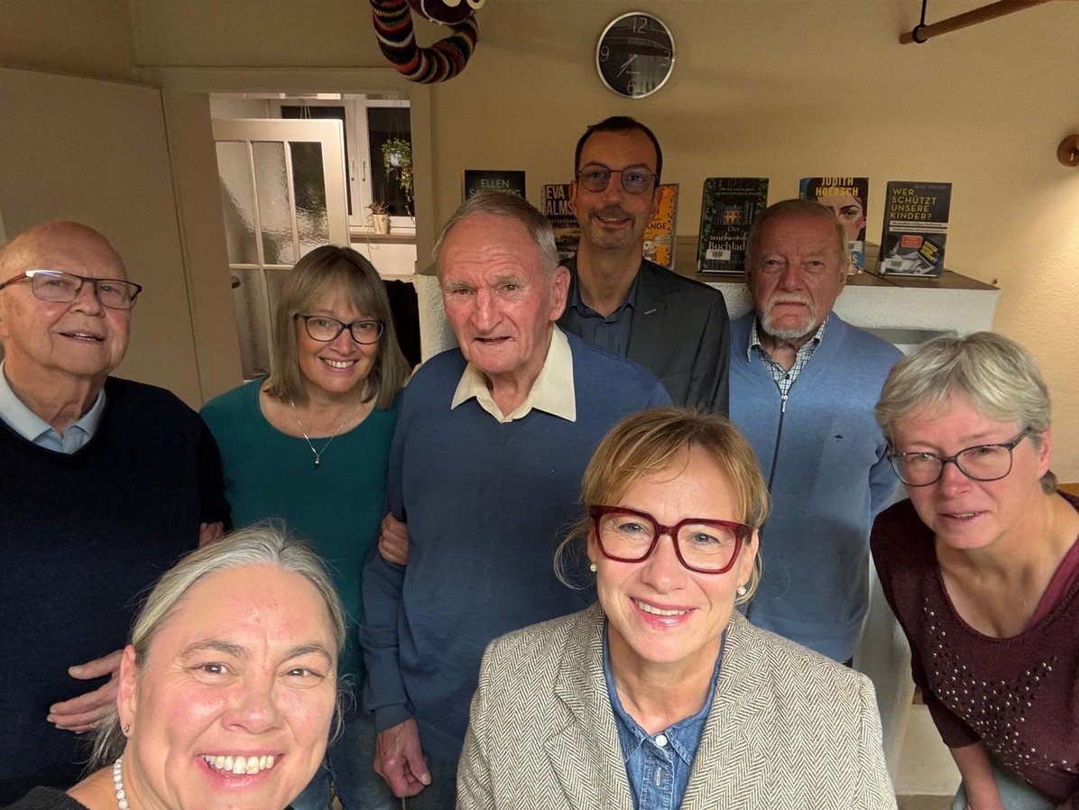 Heimatliche Bücherecke in der Bücherei Hohengehren eröffnet- Gruppenbild der Spender und Interviewpartner