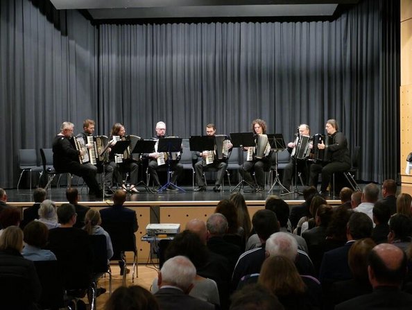 Ensemble des Akkordeon-Orchester Baltmannsweiler - Blick aus der Menschenmenge auf die Bühne