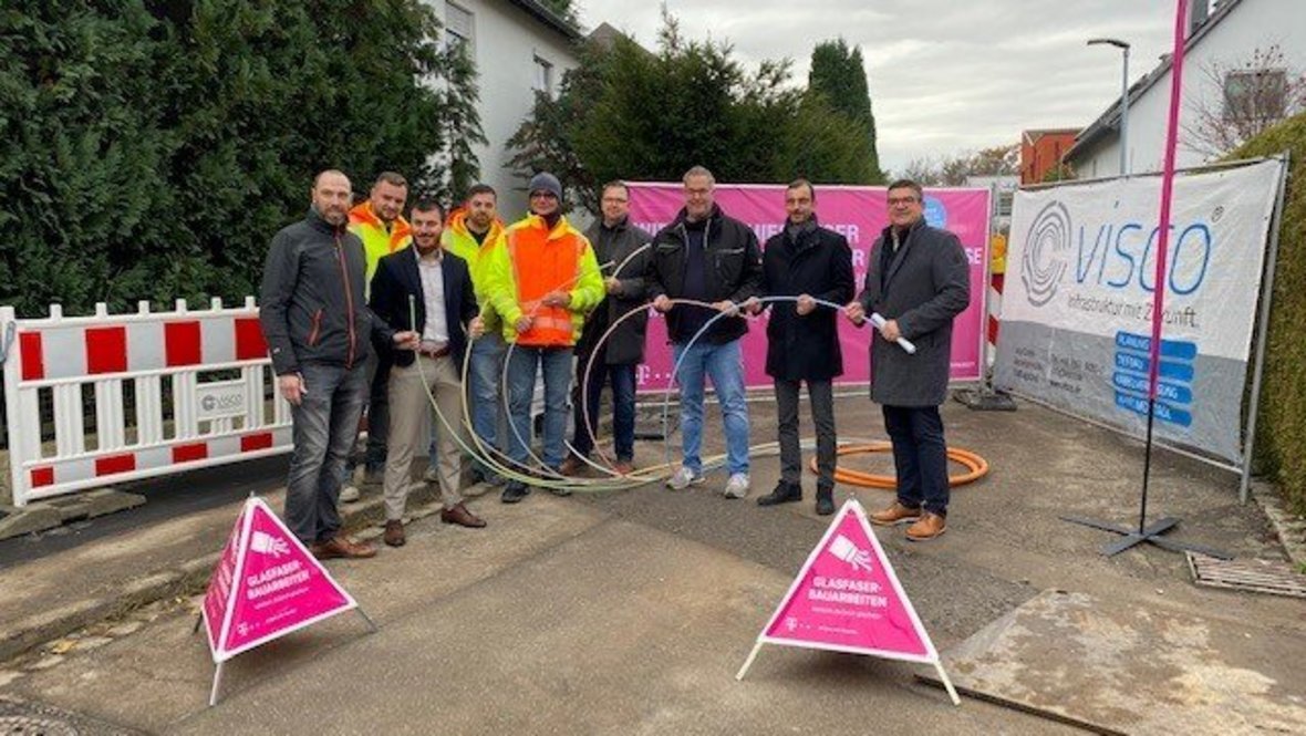Symbolischen Spatenstich in Anwesenheit von Vertretern der Telekom, des Zweckverbandes Breitbandversorgung Landkreis Esslingen, der Visco GmbH, der Gigabit Region Stuttgart GmbH sowie der Gemeindeverwaltung