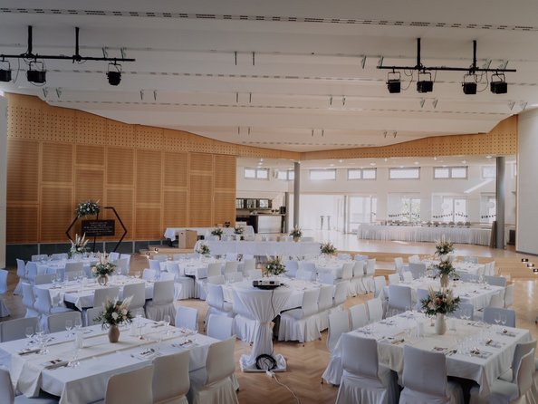 Saal mit Hochzeitsbestuhlung