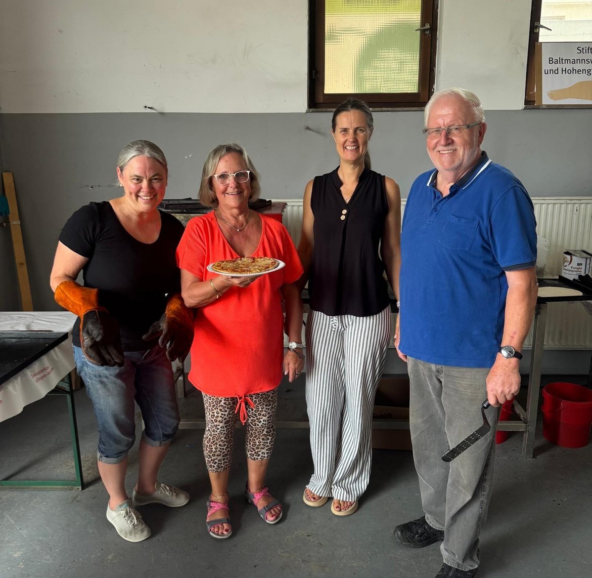 von links nach rechts: Fr. Grimme, Fr. Odenbach, Fr. Dr. Lopes, H. Schrag beim Pizzabacken am Dorffest 2025