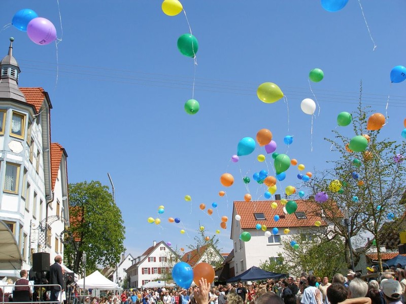 Einweihung Ortsmitte HG Luftballonstart