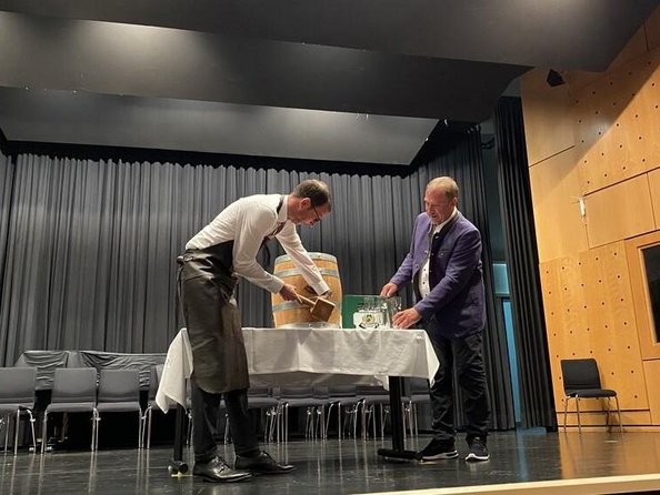 BM Simon Schmid beim Fassanstich des in der Lammbrauerei Hilsenbeck Gruibingen gebrauten Jubiläumsbiers