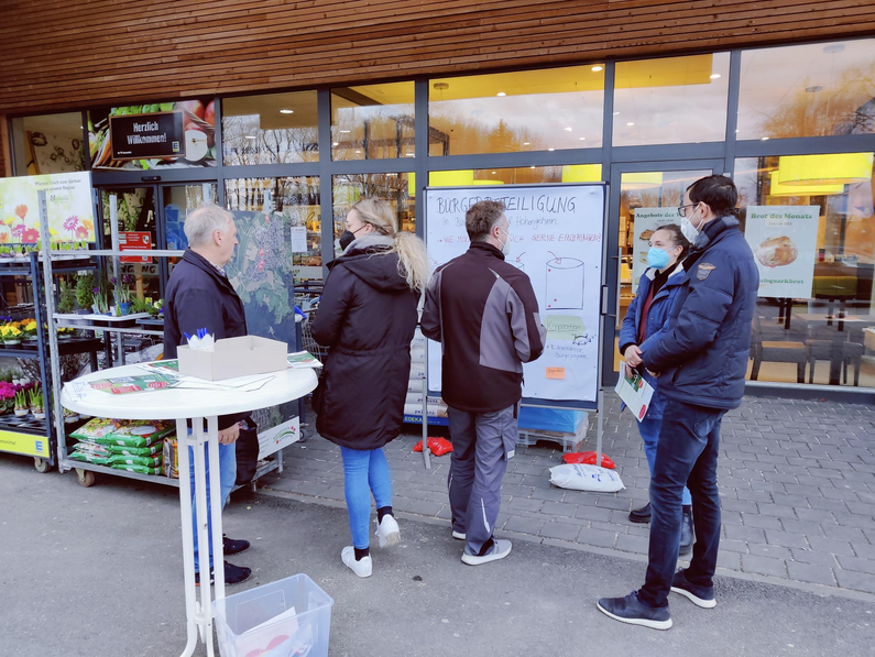BM Simon Schmid und Hauptamtsleiterin Friederike Müller bei der Bürgerbefragung vom 18.02.2022 vor dem Edeka-Markt in Baltmannsweiler
