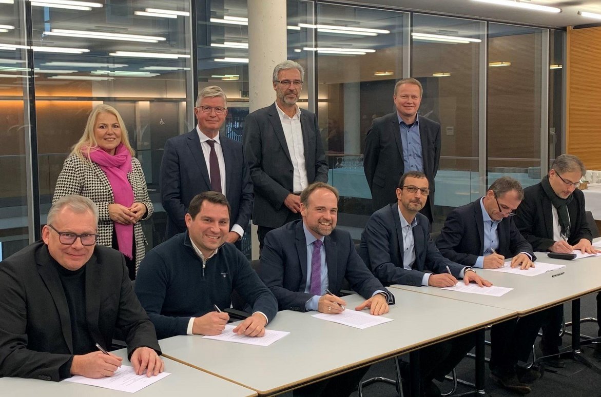 hintere Reihe (von links nach rechts): Sabine Wittlinger (Deutsche Telekom), LR Heinz Eininger (ZV), Jürgen Heiner (Deutsche Telekom), Markus Grupp (ZV), vordere Reihe ( von links nach rechts) BM Richter (Reichenbach an der Fils), BM Jarolim (Aichwald), BM Funk (Altbach), BM Schmid (Baltmannsweiler), BM Buß (Plochingen), BM Kuttler (Hochdorf)  Quelle: Zweckverband Breitbandversorgung Landkreis Esslingen.