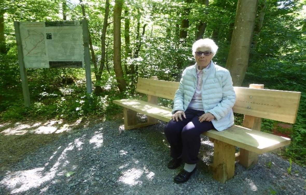 Frau sitzt auf einer Bank