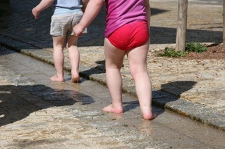 Ortsmitte Hohengehren Wasserrinne Kinder