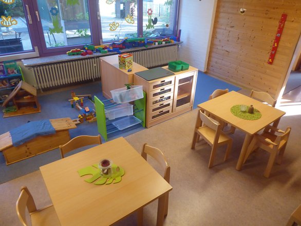 Innenbereich Kinderhaus Spatzennest - Spieleecke und Sitzplätze