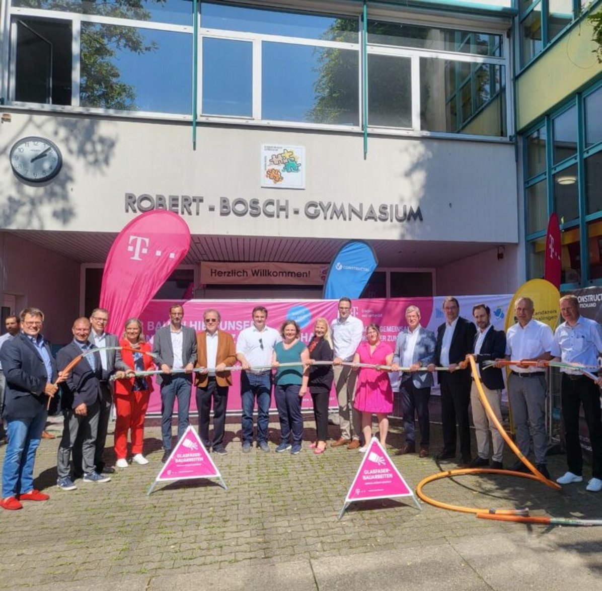 Gruppenbild beim Start des Glasfaserausbaus