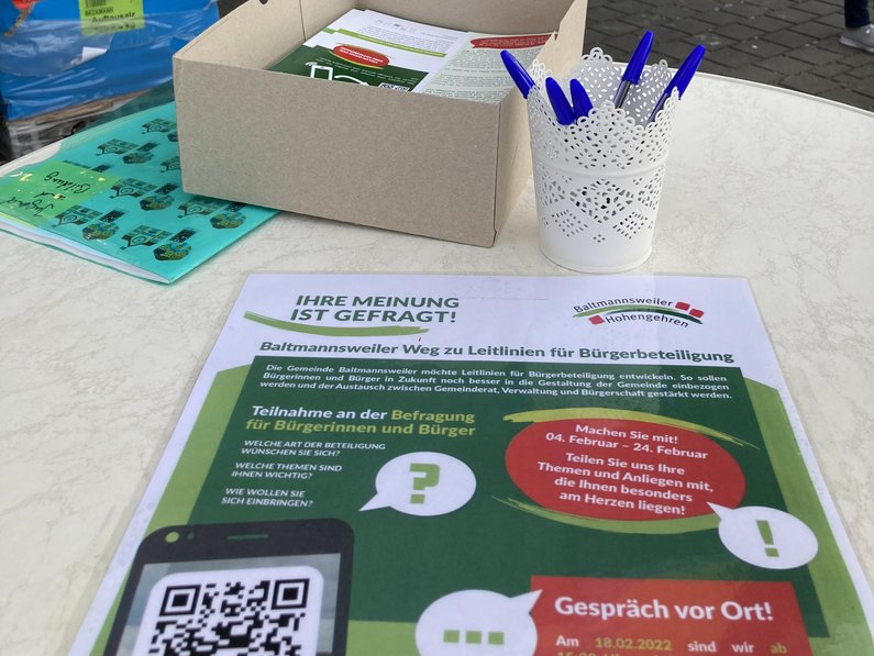 Tisch mit Plakat bei der Bürgerbefragung vom 18.02.2022 beim Edeka-Markt in Baltmannsweiler