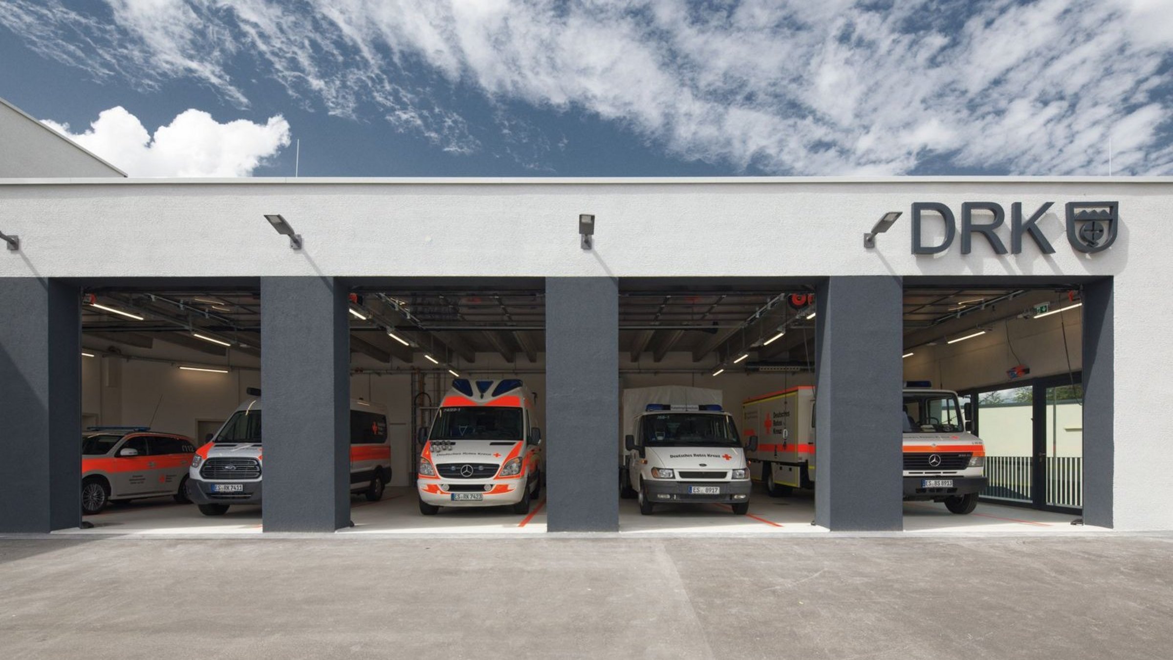 DRK Fahrzeuge mit Garage