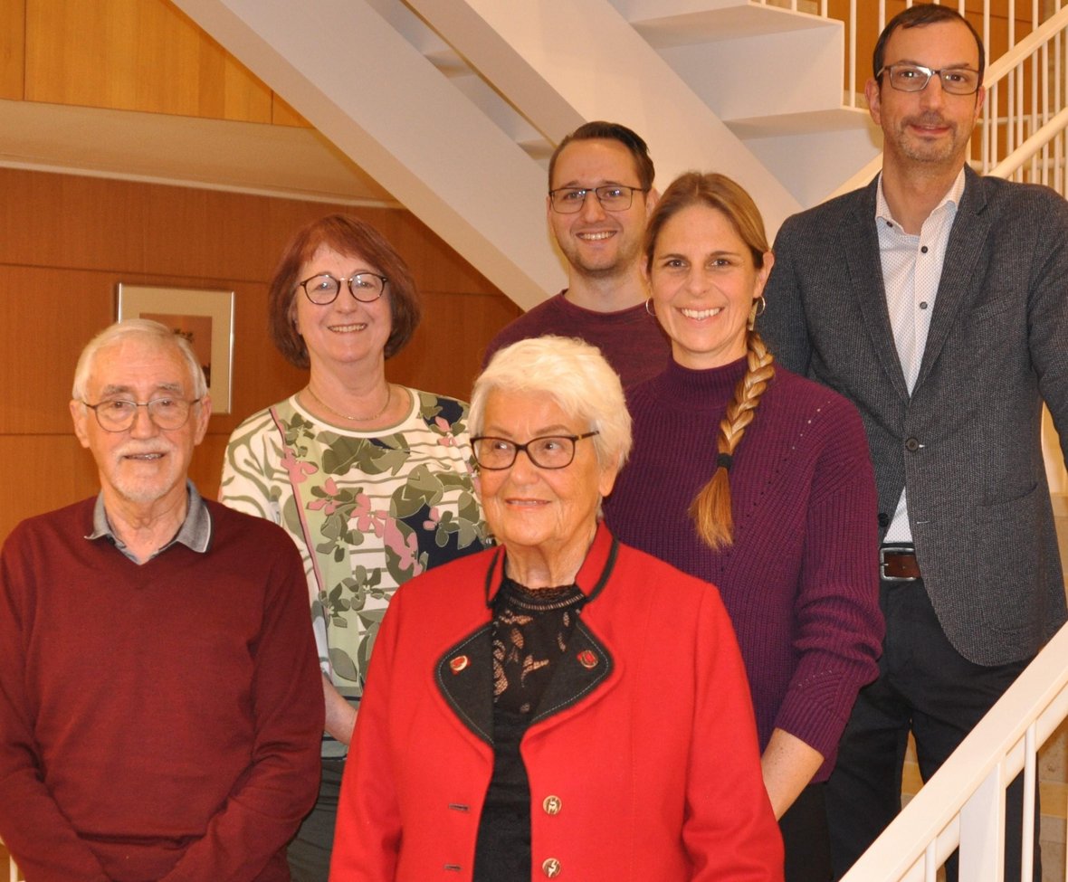 1. Reihe von links: Heinrich Maurer, Doris Reetz 2. Reihe von links: Silke Gerboth-Sahm, Marlene Waiss 3. Reihe von links: Sebastian Bauer (Geschäftsführung Gemeindeverwaltung), Bürgermeister Simon Schmid