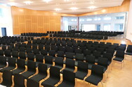 Saal in Reihenbestuhlung