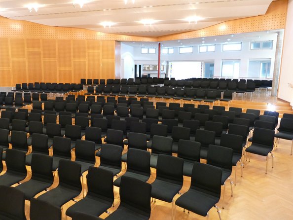 Saal in Reihenbestuhlung