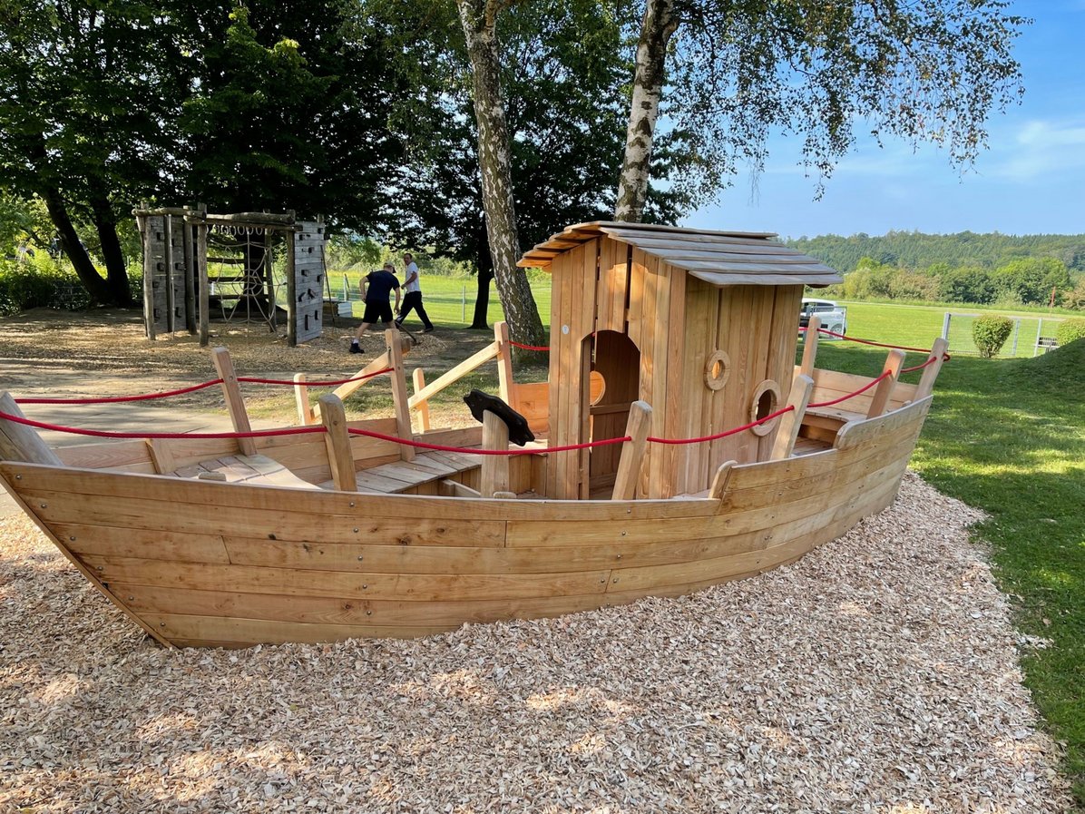 Schiff auf dem Spielplatz vom Kinderhaus Arche Noah in Baltmannsweiler - andere Perspektive