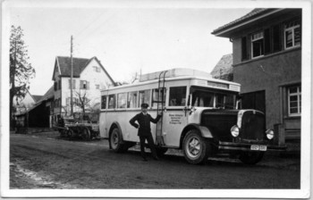 Altes Foto eines Busfahrers