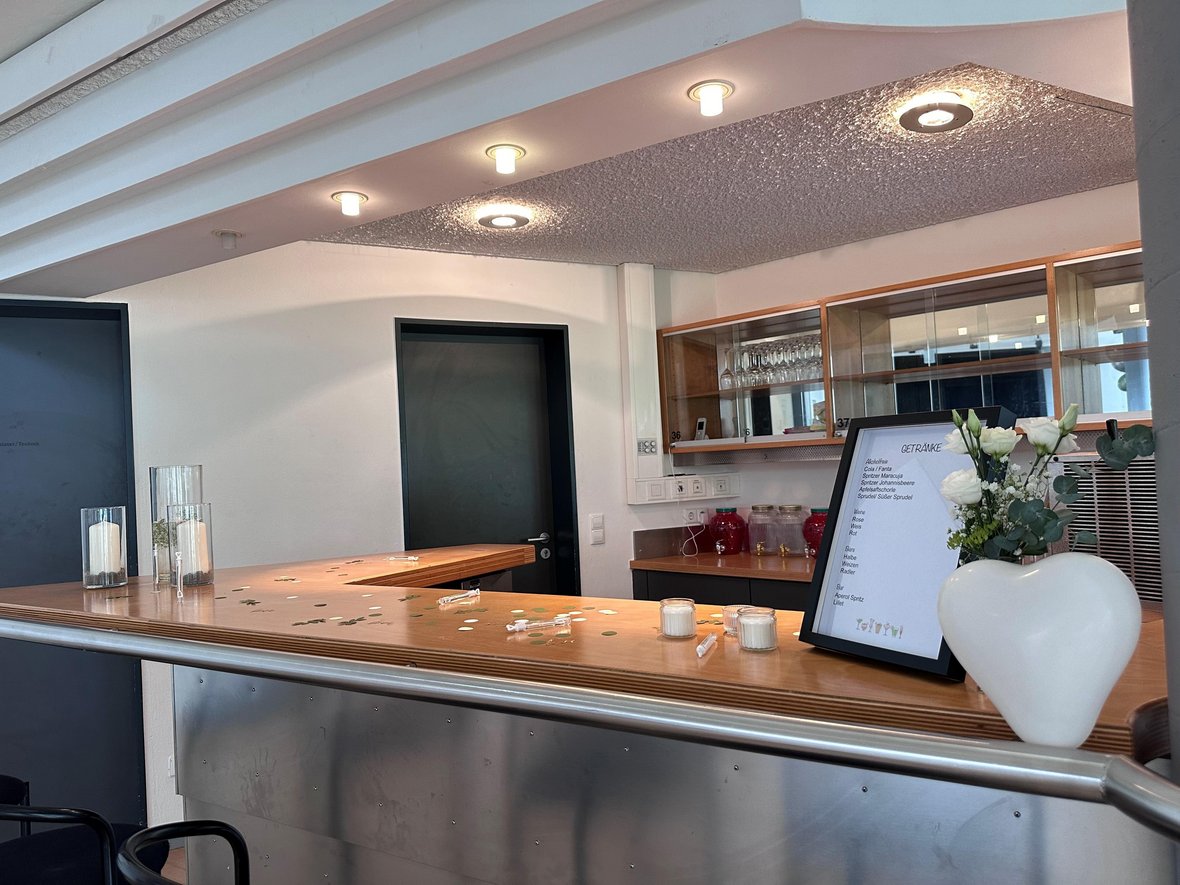 Bar im Kulturzentrum Baltmannsweiler mit Hochzeitsdeko