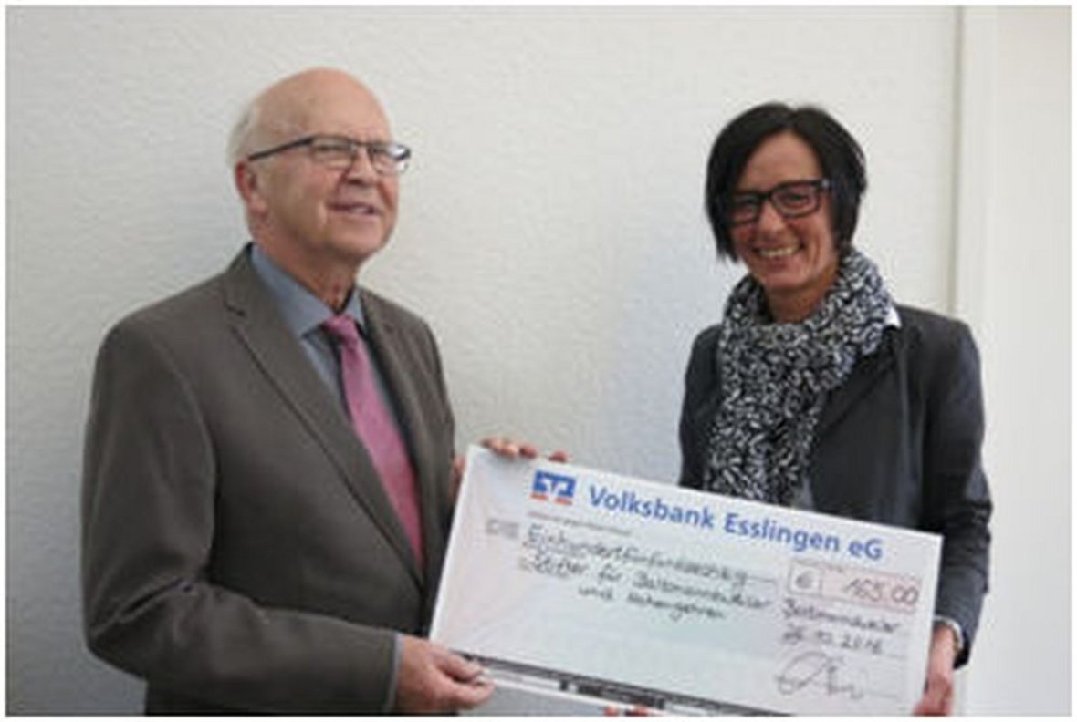 Scheckübergabe Resteverkauf Rathaus, Dr. Michael Hirschmann, Silke Steiner Gemeindeverwaltung