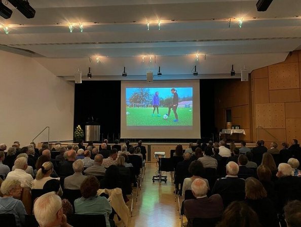 Besucher im Saal des Kulturzentrums Baltmannsweiler schauen den Jubiläumsfilm