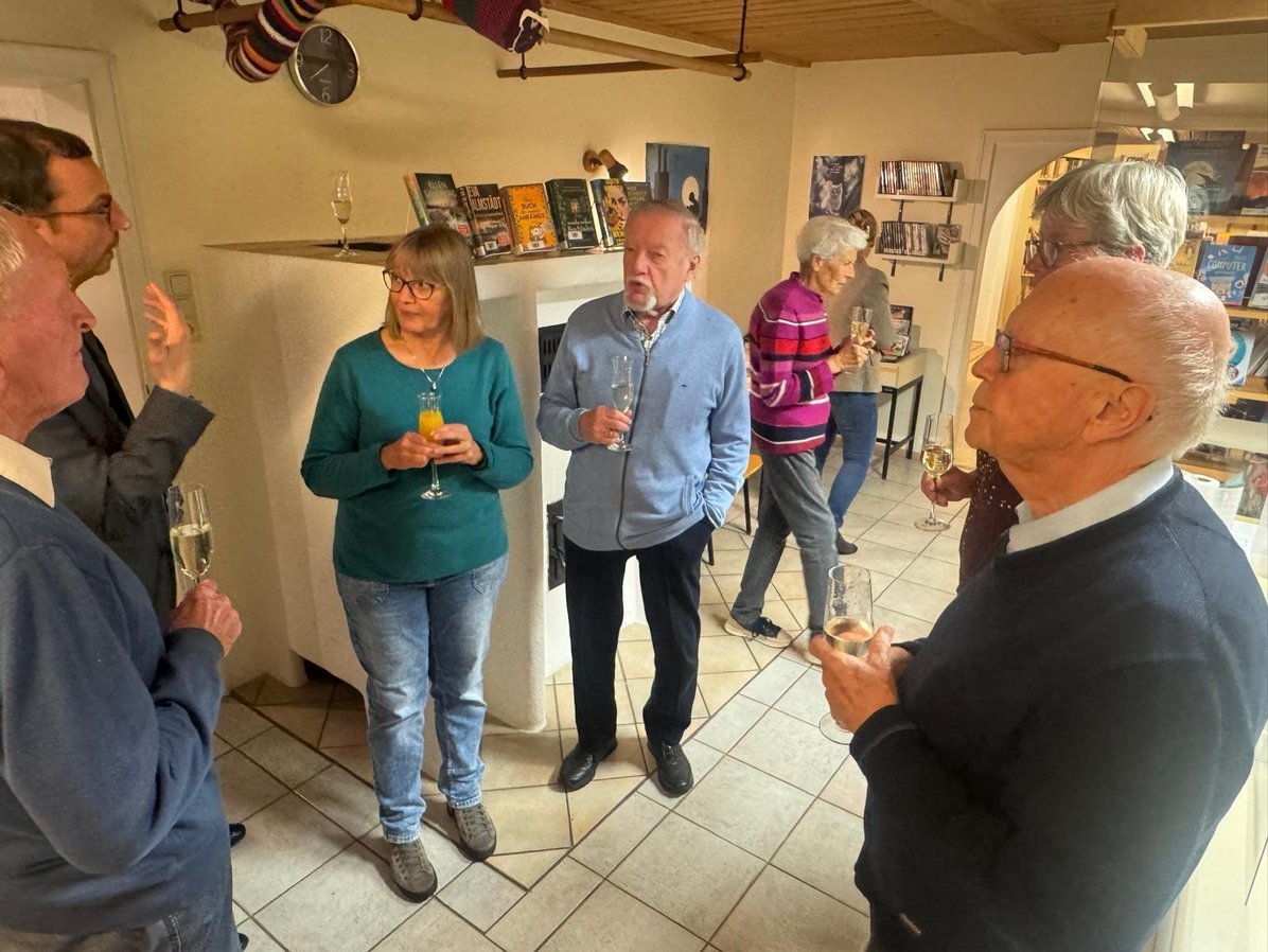 Heimatliche Bücherecke in der Bücherei Hohengehren eröffnet - Get together nach dem offiziellen Teile